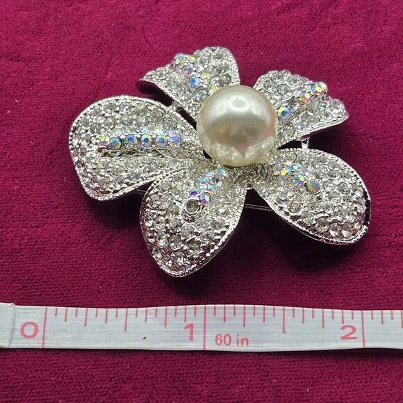 Premier Designs Prissy Brooch Rhinestones Faux Pearl Floral Motif Formal 2" READ - Picture 9 of 10